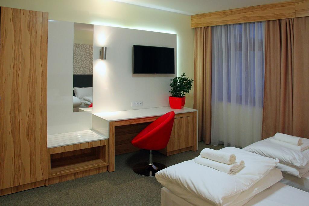 Hotel Przy Baszcie Легница Экстерьер фото